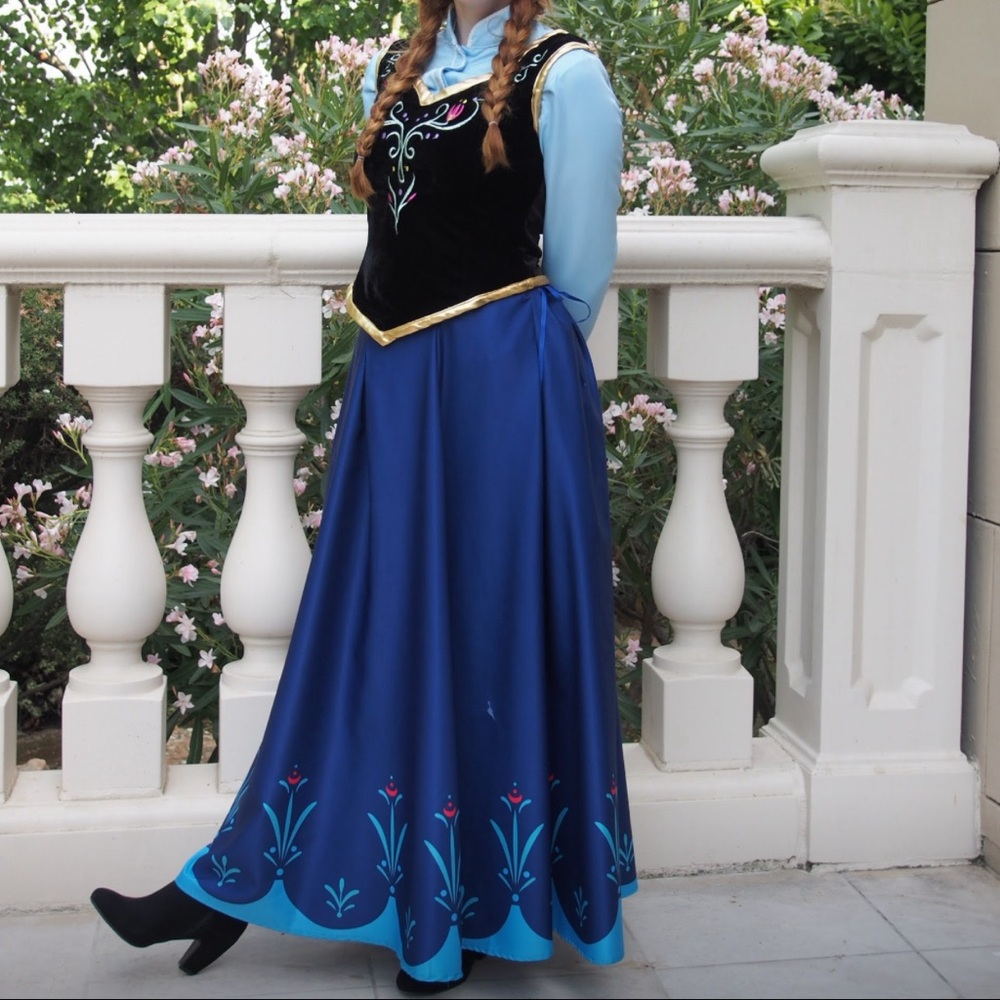 Princess Anna Cosplay (COMPLETE SET: cape and gloves included)